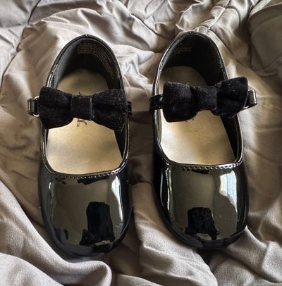 Sugar- Like New- Black Patent Leather Shoe w/ Bow Strap 7 (Toddler)