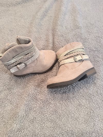Olive and Edie Size 5 girls boots - gently worn 5 (Toddler)