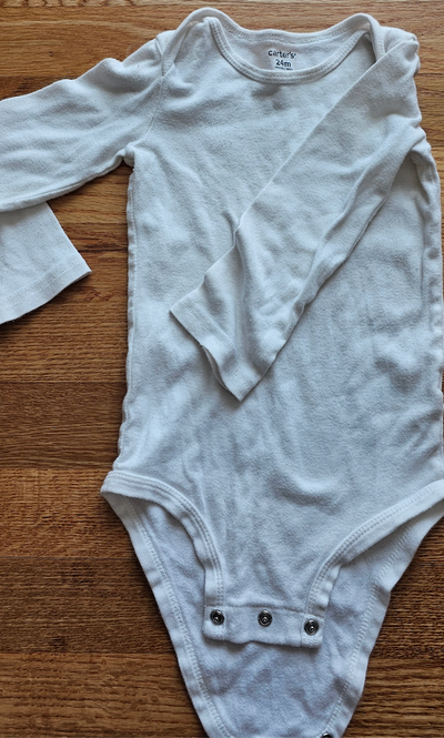 Carter's Excellent condition white long sleeves bodysuit 24 Months