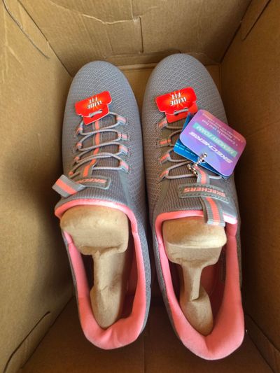 Brand New Skechers Slip on Wide Fit Retails $85 9-1/2 (Adult)