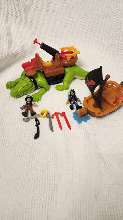 IMAGINEX WALKING CROC & PIRATE HOOK WITH EXTRAS