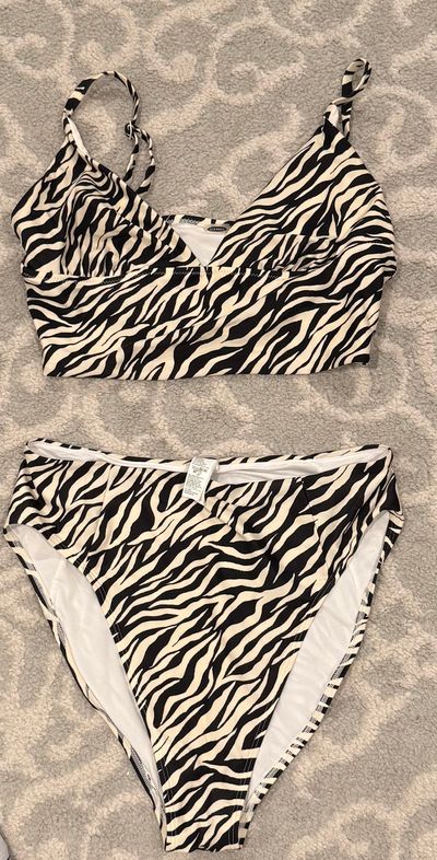 Old Navy Black and white print bikini size L, high waist Women's 10