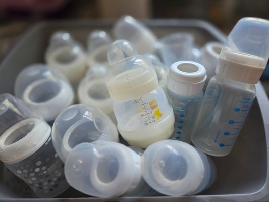 Dr browns/Mam/Avent baby bottles Comes with bags of Dr Browns size 1 and 2 nipples