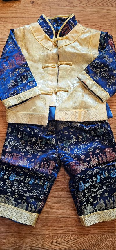 NA This padded winter Lunar New Year outfit in excellent condition 12-18 Months