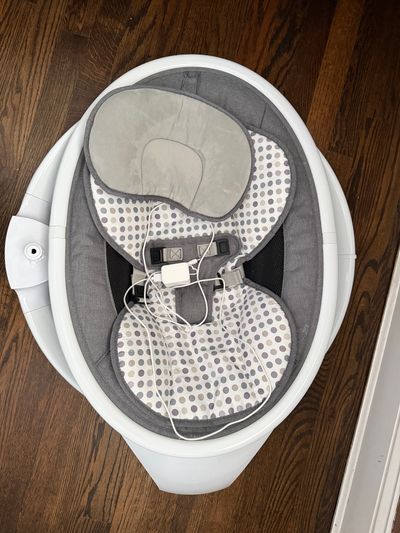 Munchkin swing Easily breaks down for storage