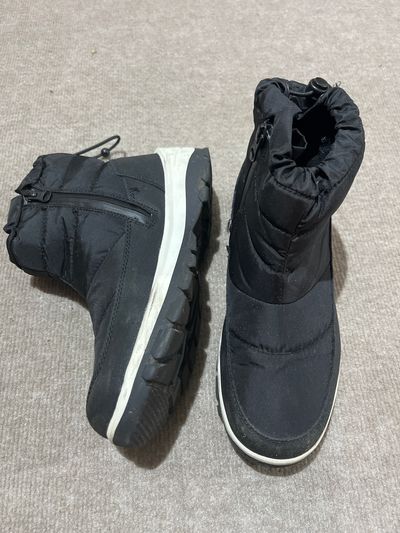 All in Motion Like New. Winter snow boots. Zipper. Black 7 (Adult)