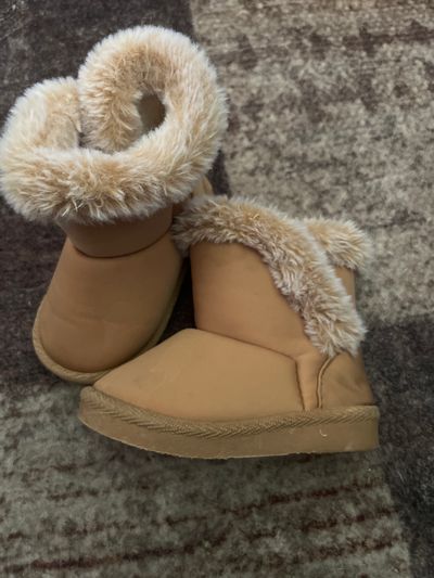 Fur boots size 4  4 (Toddler)