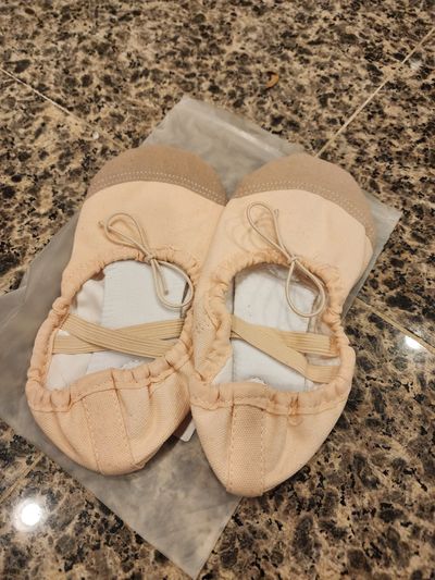 a pair of canvas split-sole ballet shoes. Size 31 insole length1 9.5CM, 7.68inch 13-1/2 (Lil' Kid)