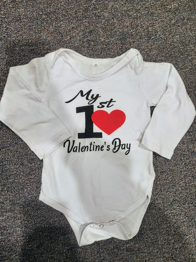 NA Size 90, but should fit 9-12m, never worn 6-9 Months