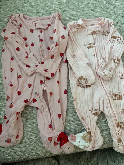 Carters Two pajamas like new Newborn