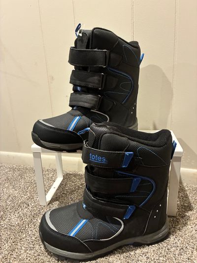 Totes snow boot New never worn 3 (Big Kid)