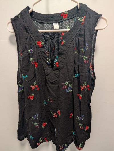 Old Navy large sleeveless black shirt Old Navy large sleeveless black shirt Women's - L