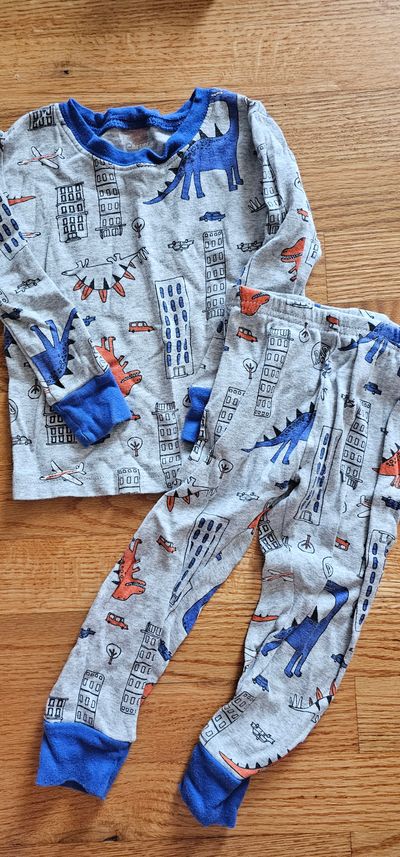 Carter's Cute dinosaur in the city graphic snug fit PJ in great condition 2T