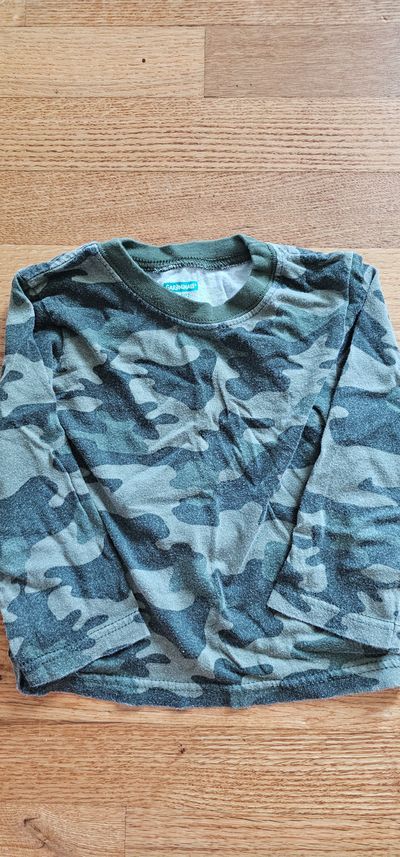 Garanimals boy long sleeves camouflage shirt is in great condition 2T