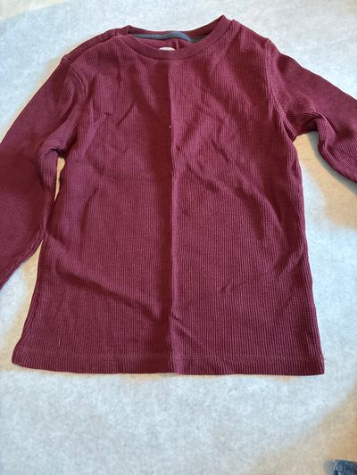 Old navy size 6-7 Burgundy thermal long sleeves 6T/6
