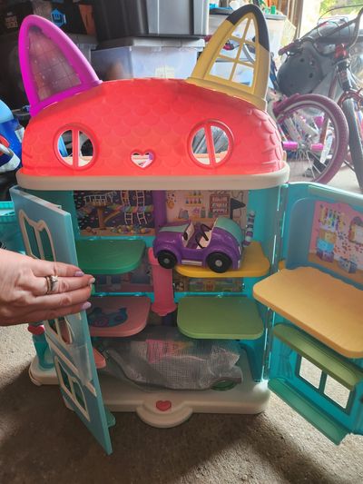 Gabby dollhouse Entire house and characters included