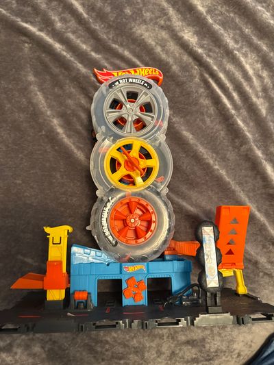 Hot Wheels Super Spin Tire Shop