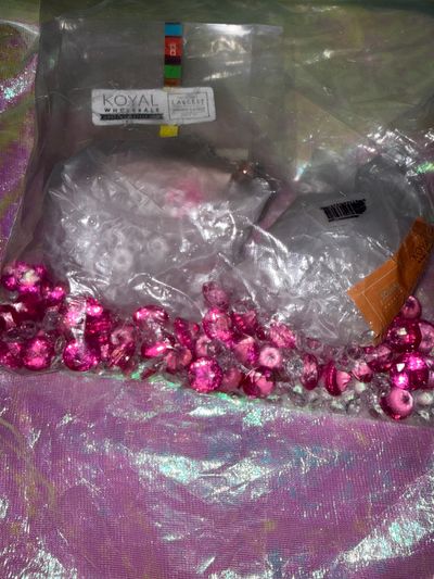 N/a Bag of various sizes of pink and clear plastic diamonds- used 1x