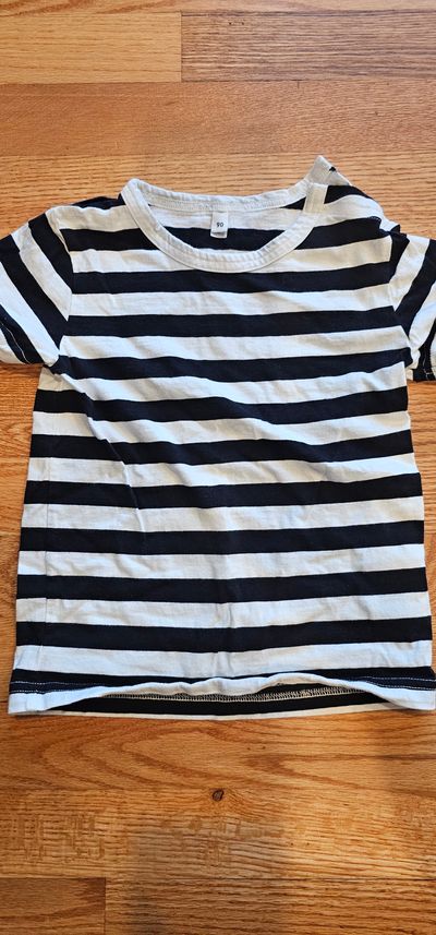 NA Like new stripes Tshirt lightweight great for everyday wear 2T