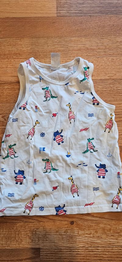 H&M graphic sleevesless T-shirt in great condition 18-24 Months