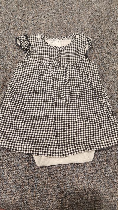 UNIQLO baby Summer romper, 100% cotton 6-12 Months