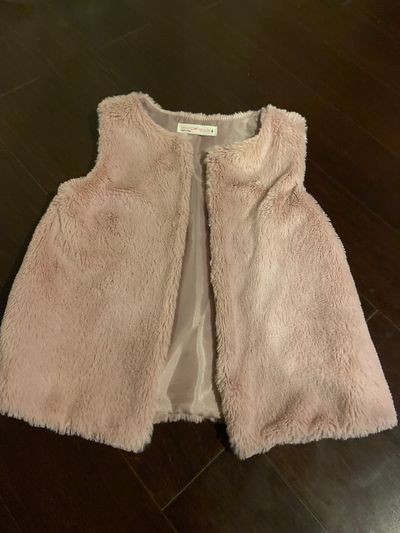 Young hearts Fur vest size 4 4T