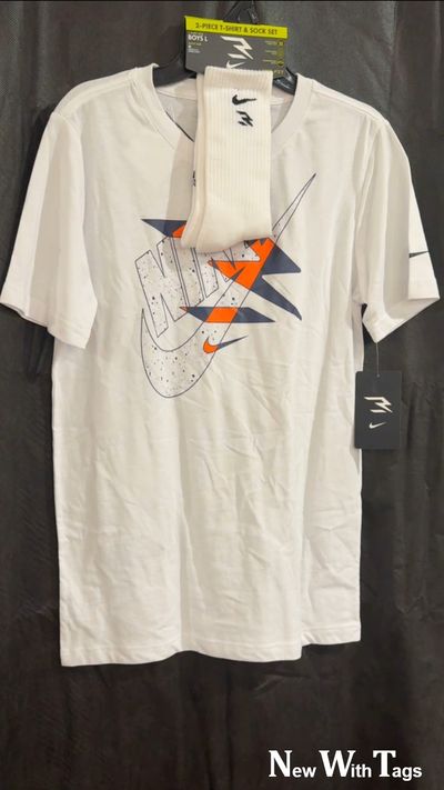 NIKE SIZE LG 12-13 BOYS WHITE SHIRT WITH SOCKS 10-12