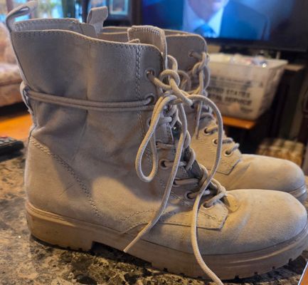 SO boots size 8W  8 (Adult)