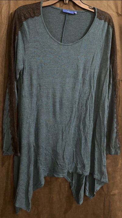 APT 9 HUNTER GREEN LONG SLEEVE BLACK LACE ACCENT Women's - L