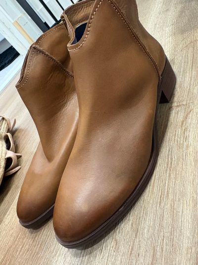 Artisan Beautiful leather ankle booties 10 (Adult)