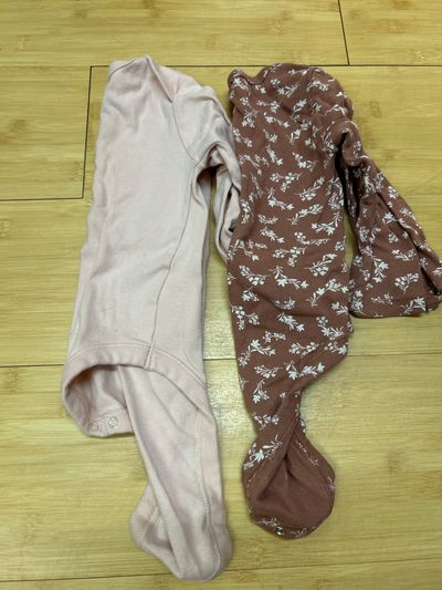 Old Navy Set of 2 onesies 18 Months
